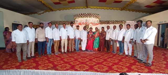 నూతన వస్త్రాలంకరణ వేడుకలో ప్రసన్నలక్ష్మి నీ ఆశీర్వదించిన మాజీ సర్పంచుల ఫోరం అధ్యక్షుడు గంగం సతీష్ రెడ్డి 